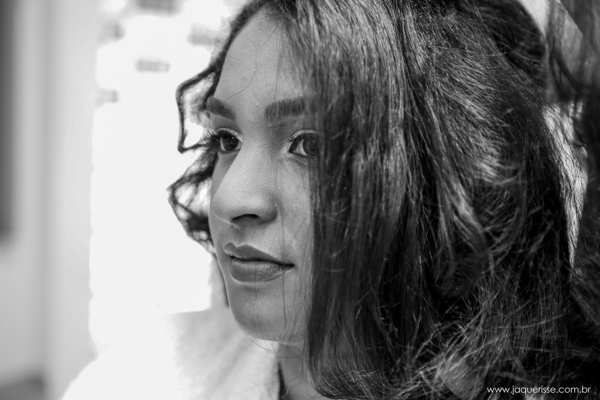 detalhe do rosto da noiva com um semblante sereno no click da fotógrafa de casamento Bebedouro SP Jaque Risse
