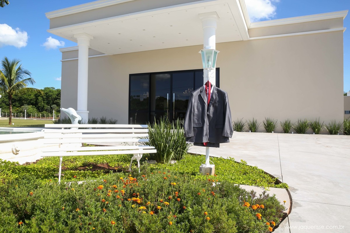 terno do noivo pendurado em uma luminaria