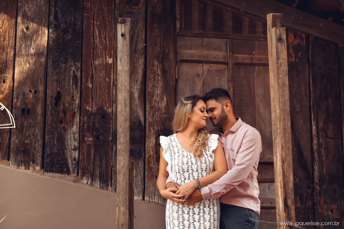 Casal de noivos Lindos e apaixonados se abraçando em frente a uma porta rustica na cena do Pre wedding clicado pela fotografo de casamento jaque risse em bebedouro sp