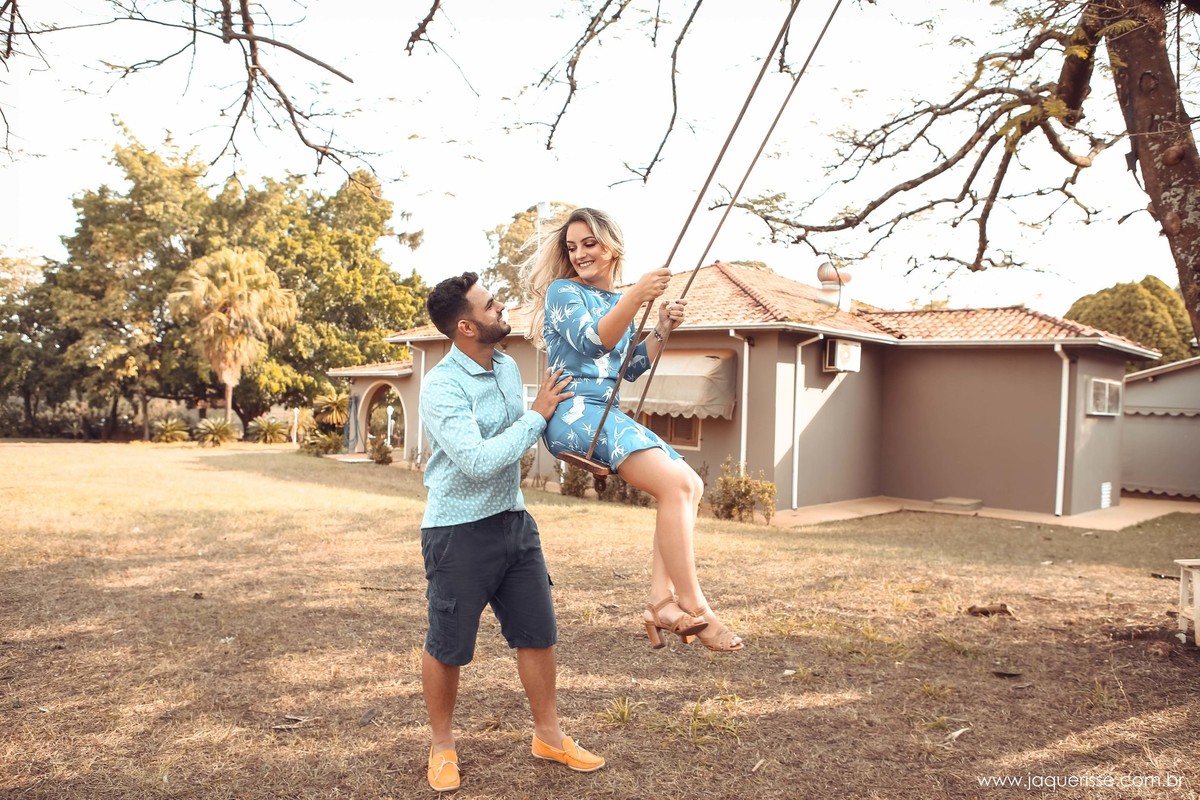 noivo balançando a noiva no balanço num momento de descontração durante as fotos do ensaio externo ou pre wedding clicado pela fotografo de casamento jaque risse em bebedouro sp 