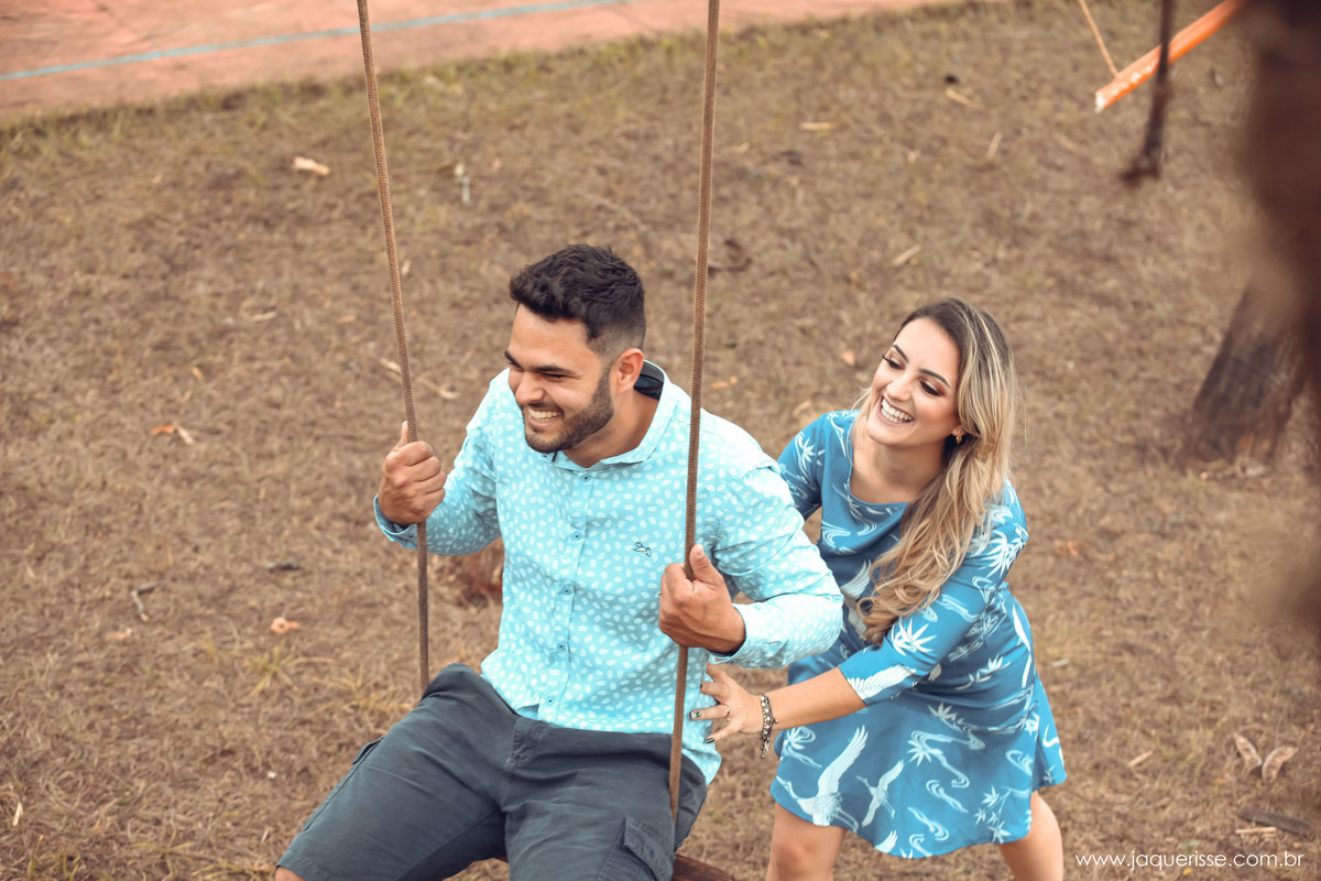 noiva linda empurrando o noivo no balanço durante a seção de fotos do Pre wedding  ou ensaio externo clicado pela fotografo de casamento jaque risse em bebedouro sp