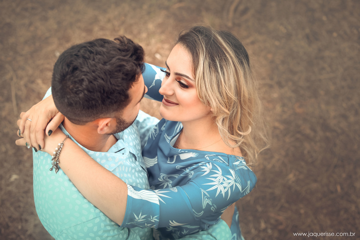 noiva e noivo em uma troca de olhares super romântica durante um gostoso abraço na cena do Pre wedding clicado pela fotografo de casamento jaque risse em bebedouro sp 