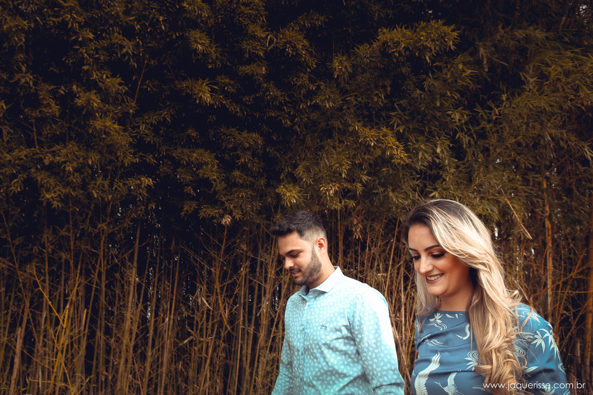 casal de noivos caminhando pela vegetação na cena do Pre wedding clicado pela fotografo de casamento jaque risse em bebedouro sp