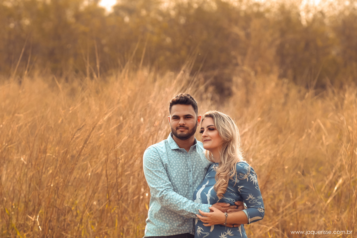casal de noivos se abraçando em meio a vegetação seca na cena do Pre wedding clicado pela fotografo de casamento jaque risse em bebedouro sp