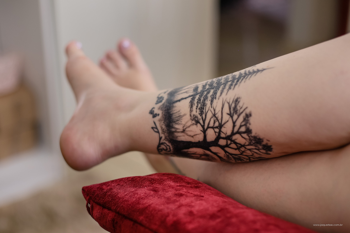 tatuagem no tornozelo da noiva durante o making of clicado pela fotografa de casamento jaque risse em bebedouro SP