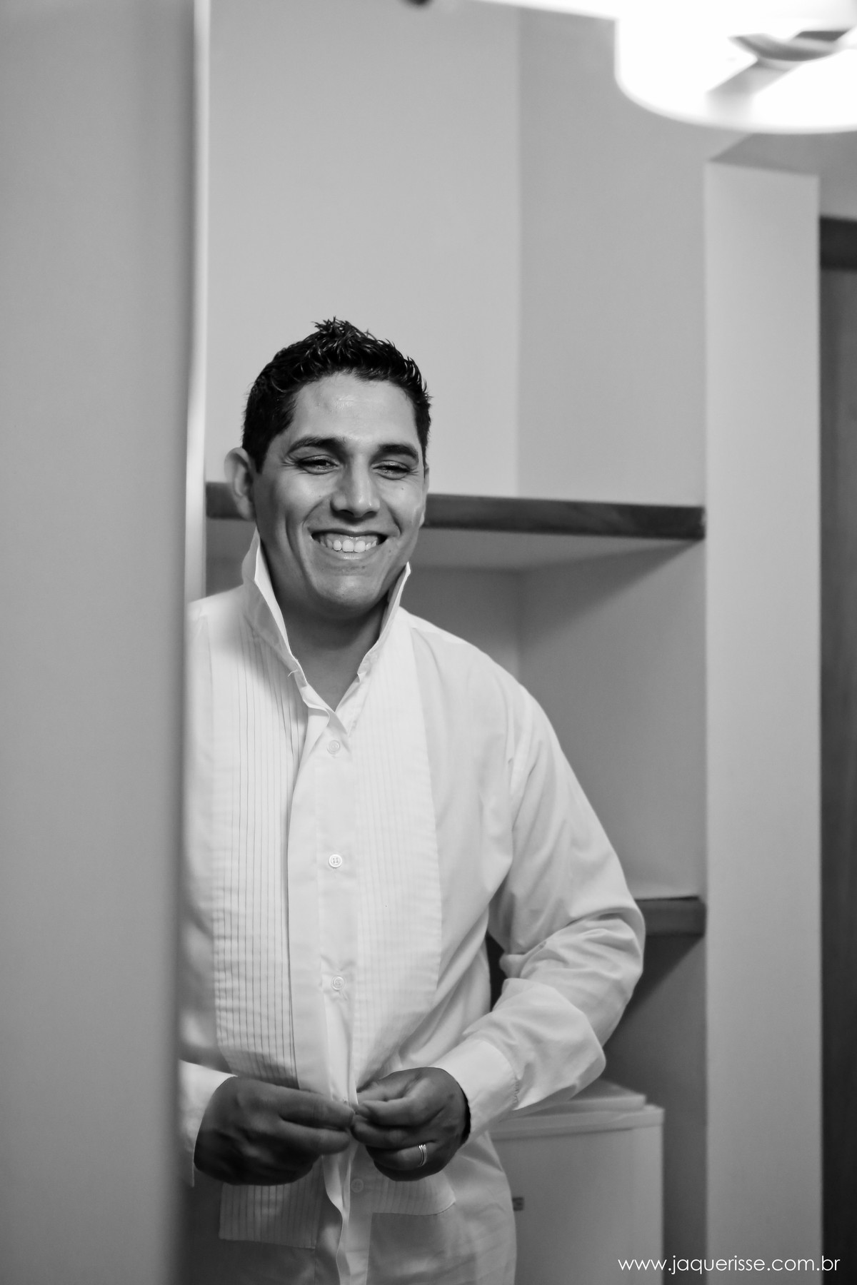 jaque risse, andre risse, estudio bebedouro, melhores fotografos, noivo colocando a camiseta