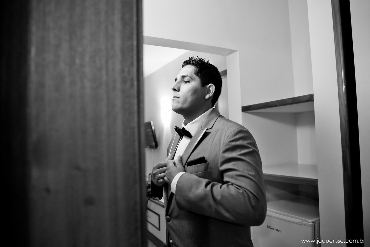 jaque risse, andre risse, estudio bebedouro, melhores fotografos, noivo colocando terno