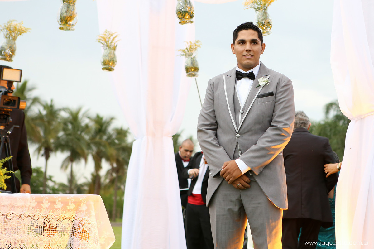 jaque risse, andre risse, estudio bebedouro, melhores fotografos, noivo no altar esperando a noiva