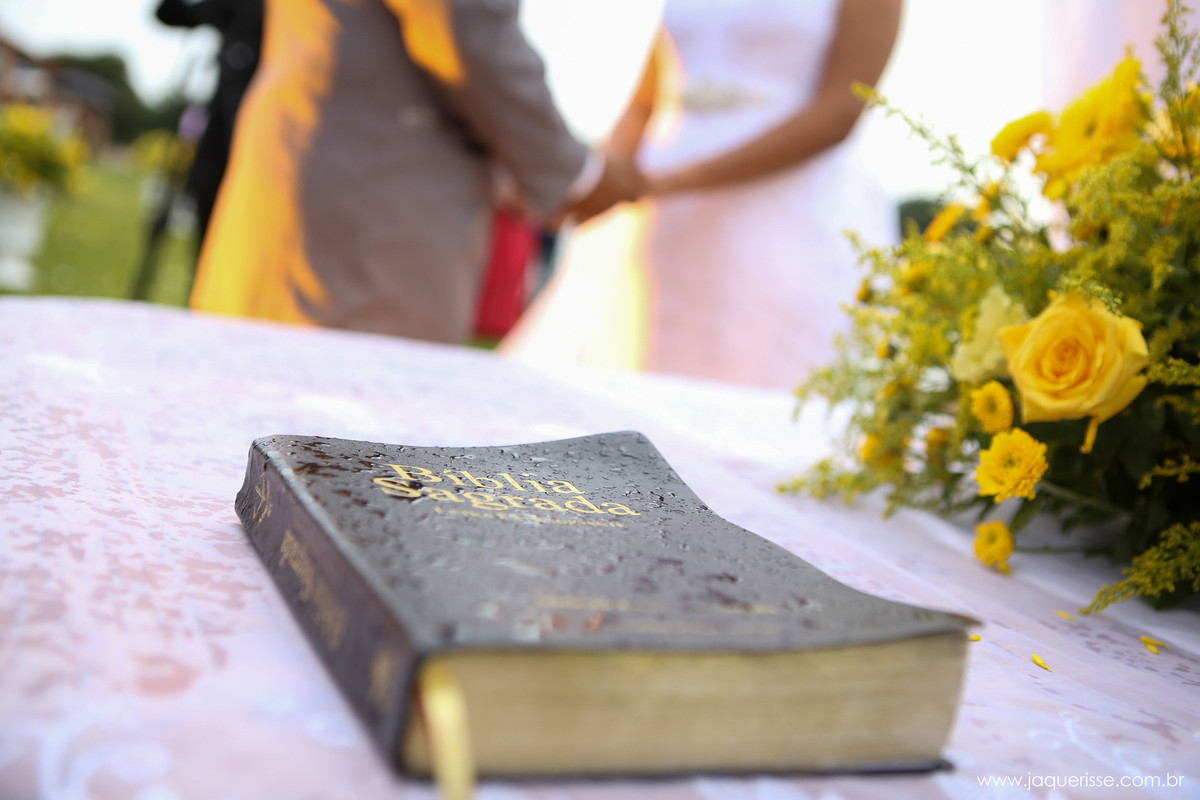 jaque risse, andre risse, estudio bebedouro, melhores fotografos, biblia e os noivos de fundo