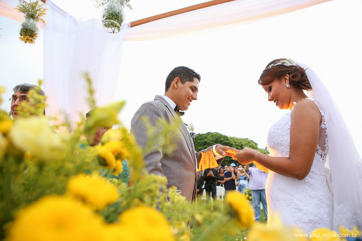 jaque risse, andre risse, estudio bebedouro, melhores fotografos, noiva colocando aliança no noivo