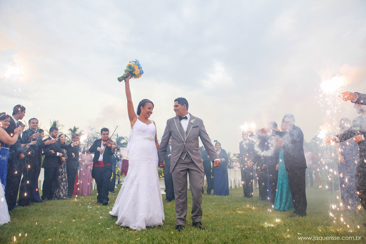 jaque risse, andre risse, estudio bebedouro, melhores fotografos, noivos saindo da cerimonia, noiva com o buque para o alto, ambos se olhando
