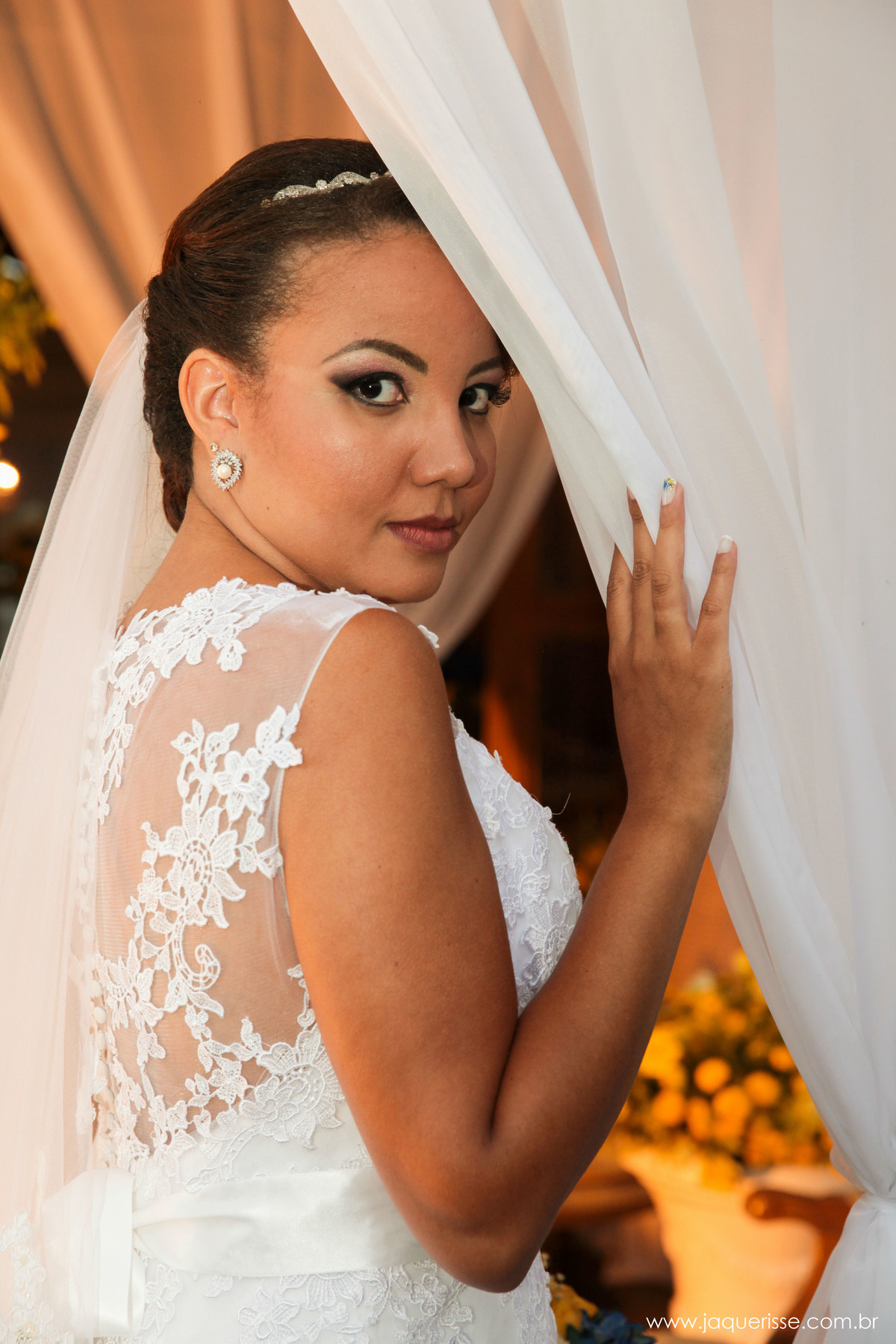 jaque risse, andre risse, estudio bebedouro, melhores fotografos, noiva encostada na cortina, e olhando