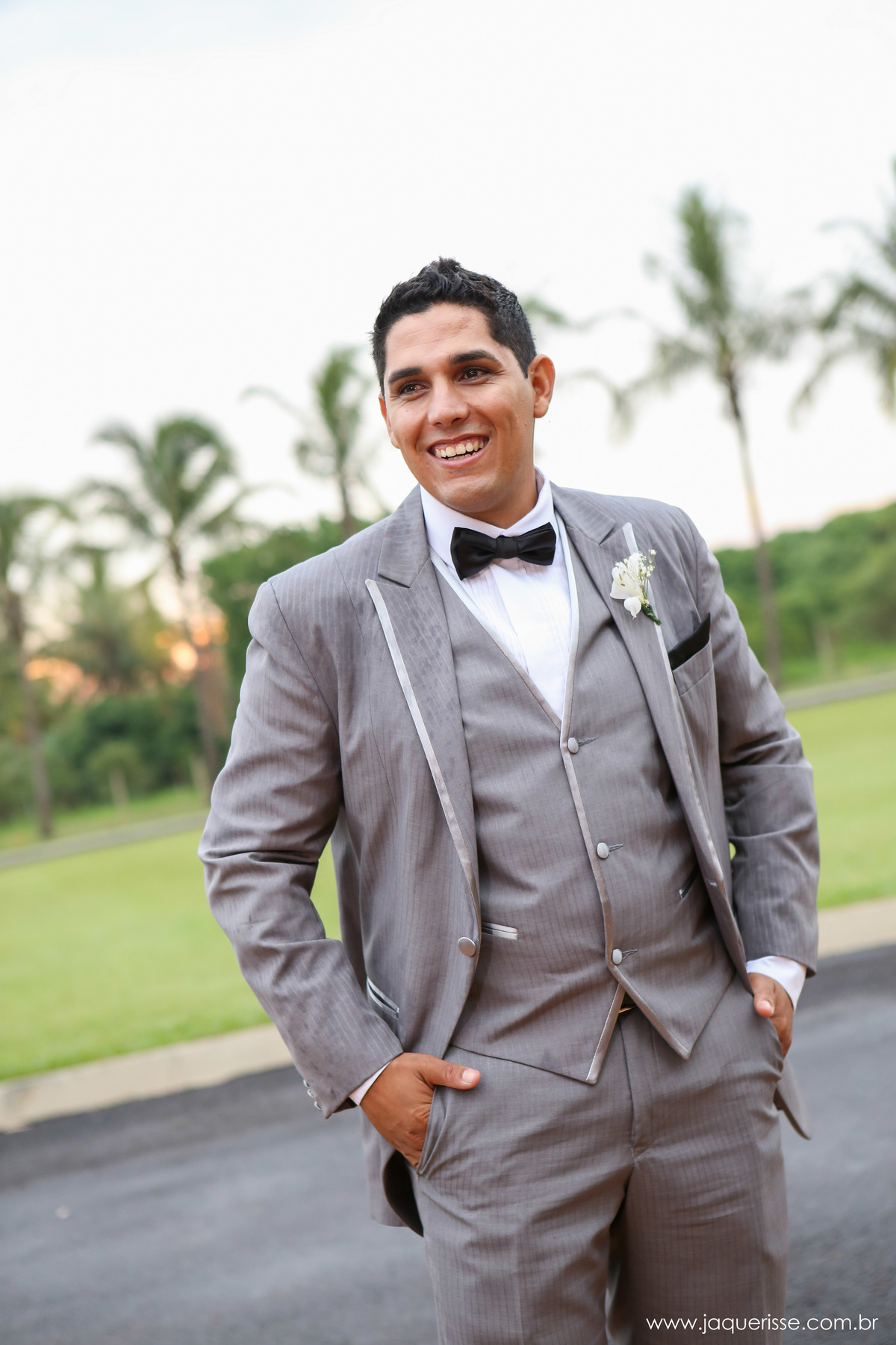 jaque risse, andre risse, estudio bebedouro, melhores fotografos, noivo com as maos no bolso e sorrindo