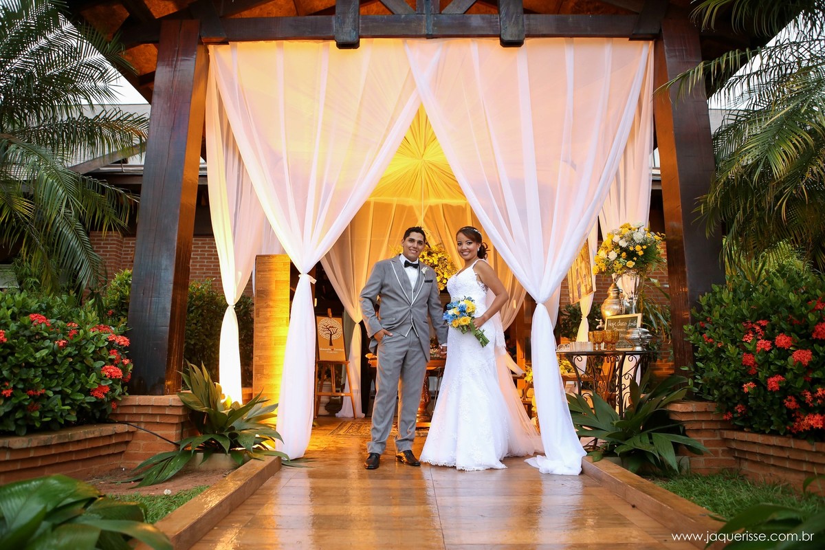 jaque risse, andre risse, estudio bebedouro, melhores fotografos, noivos na entrada da festa, ambos sorrindo