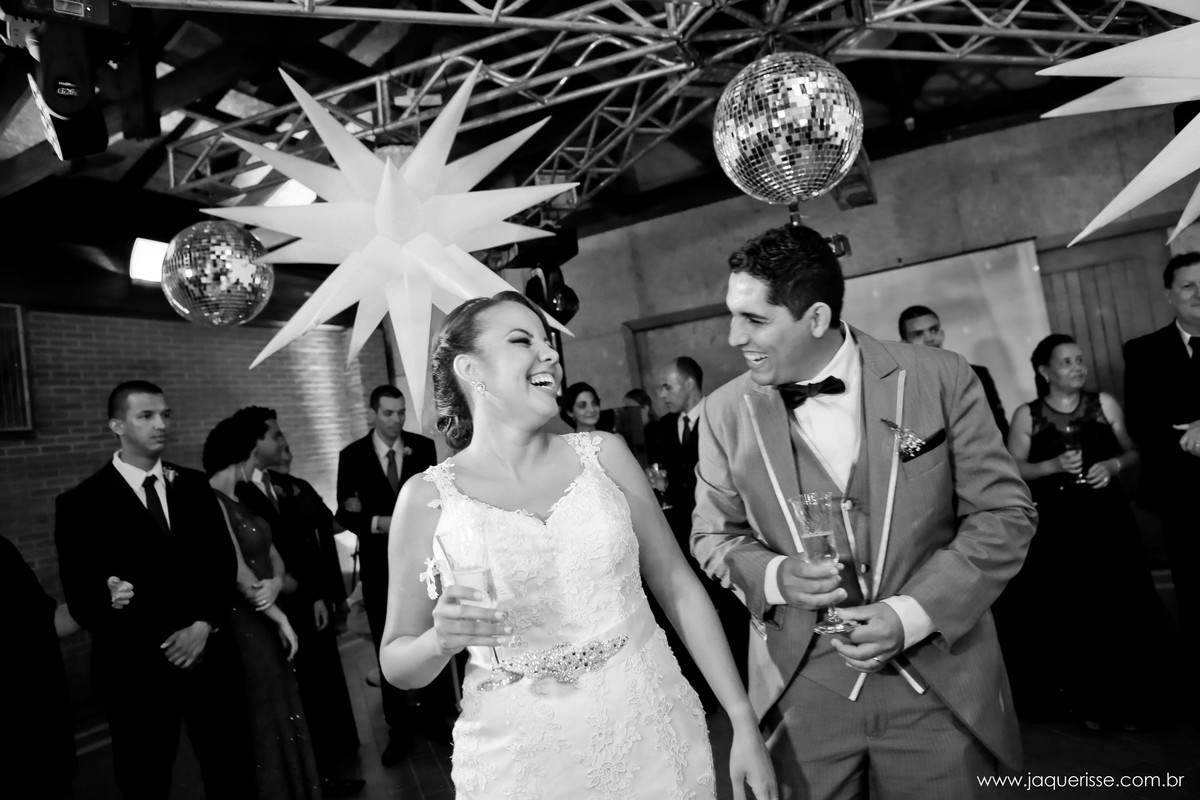 jaque risse, andre risse, estudio bebedouro, melhores fotografos, noivos bebendo, dançando e sorrindo