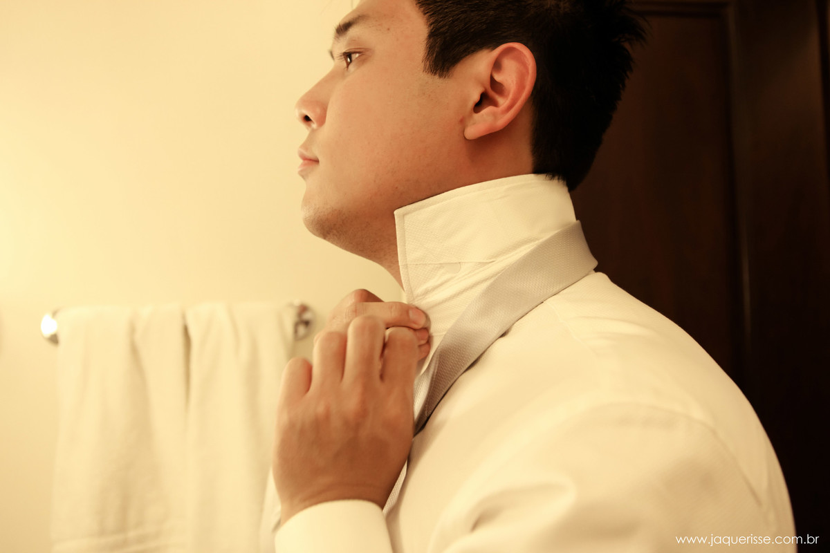 jaque risse, andre risse, estudio bebedouro, melhores fotografos, noivo colocando a gravata