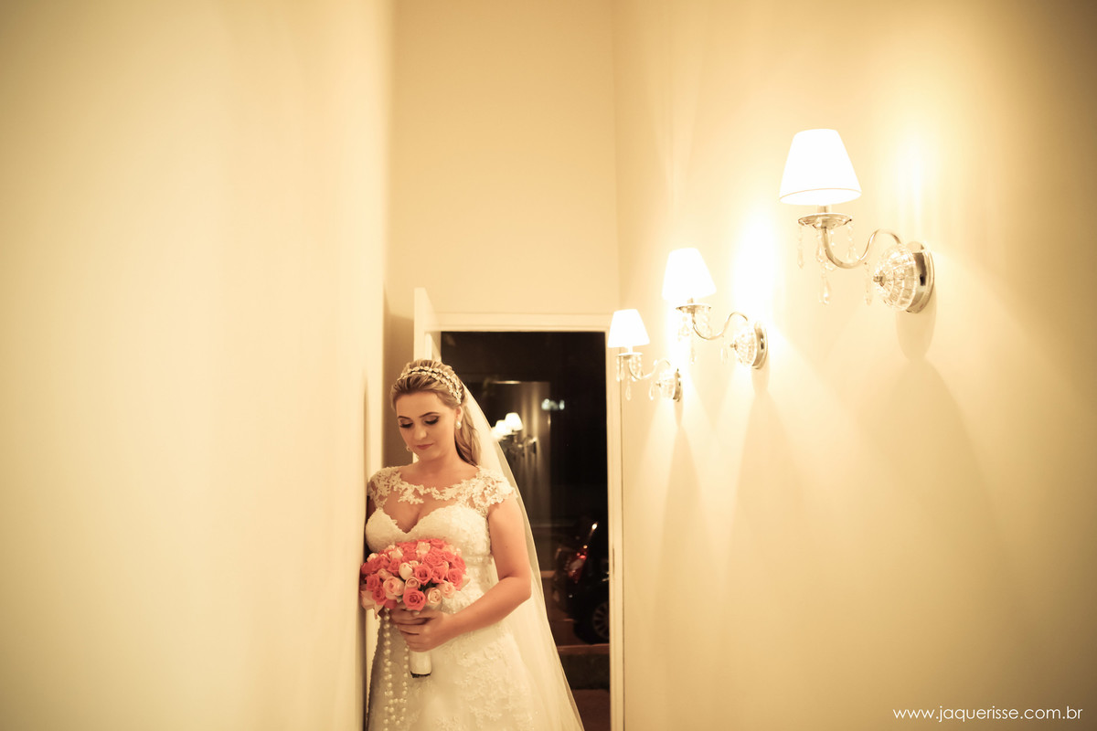 jaque risse, andre risse, estudio bebedouro, melhores fotografos, noiva encostada na parede e olhando seu buque