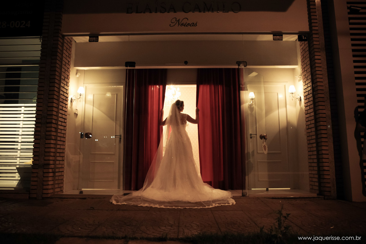 jaque risse, andre risse, estudio bebedouro, melhores fotografos, noiva na janela abrindo as cortinas