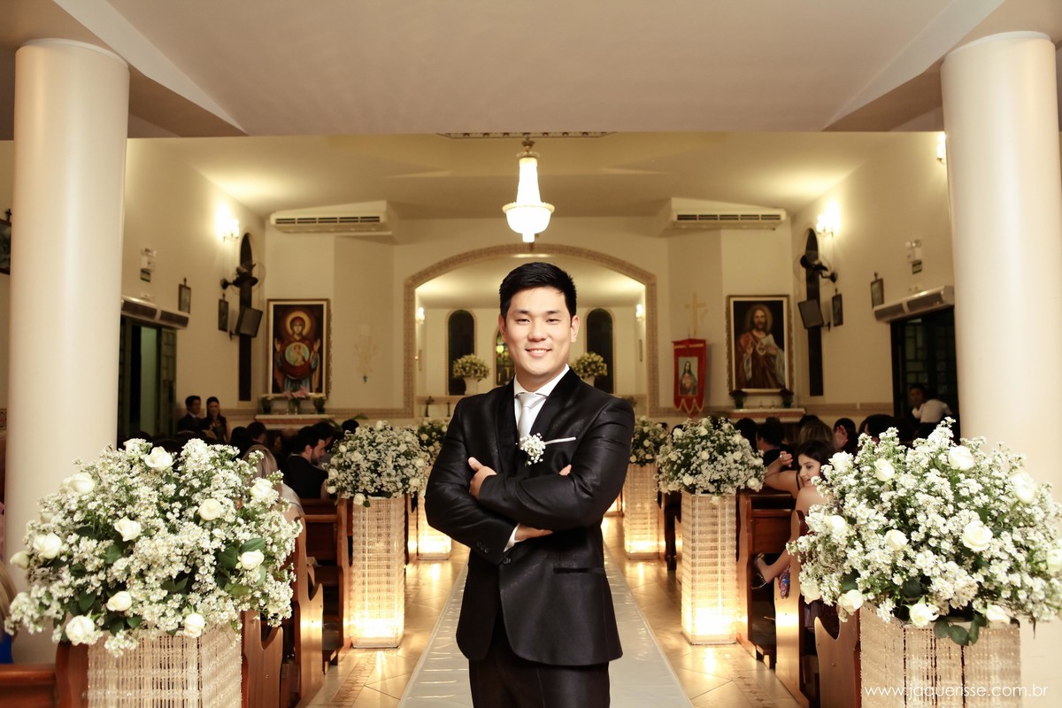 jaque risse, andre risse, estudio bebedouro, melhores fotografos, noivo na entrada da igreja, de braços cruzados, sorrindo