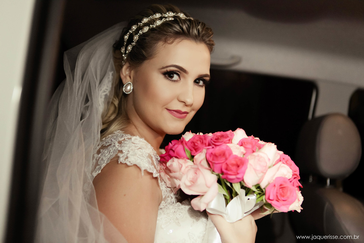 jaque risse, andre risse, estudio bebedouro, melhores fotografos, noiva no carro, segurando seu buque e olhando