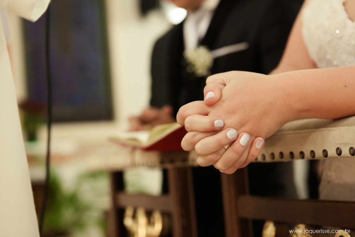 jaque risse, andre risse, estudio bebedouro, melhores fotografos, maos da noiva, de fundo o noivo