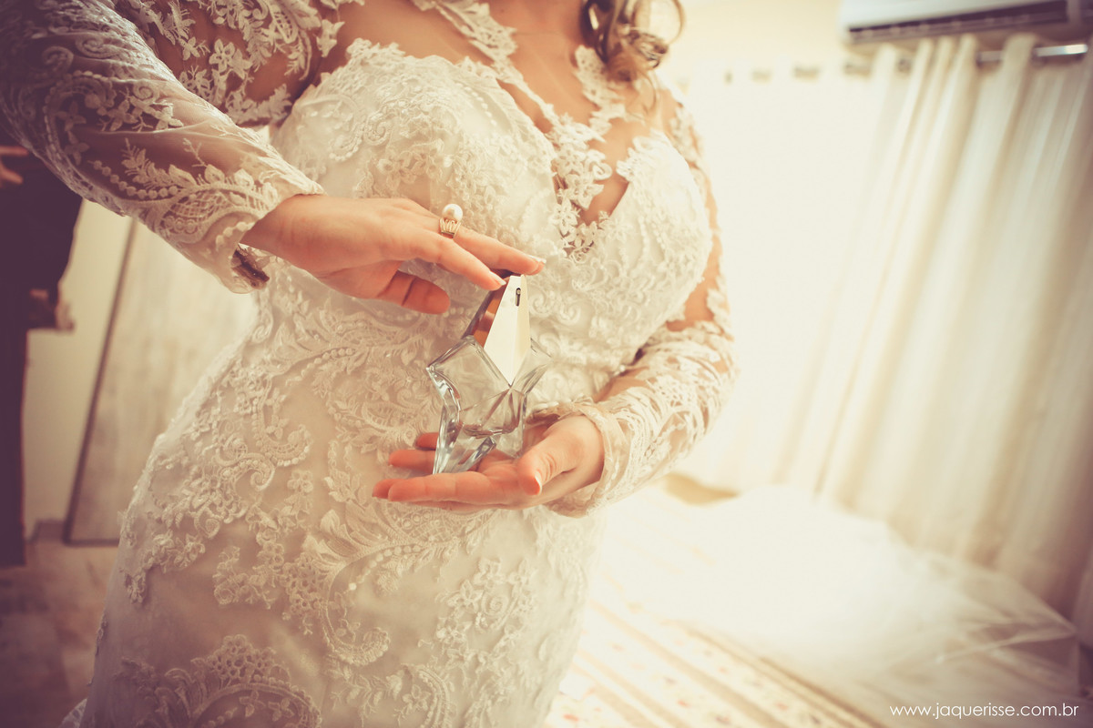 jaque risse, andre risse, estudio bebedouro, melhores fotografos, noiva segurando seu perfume