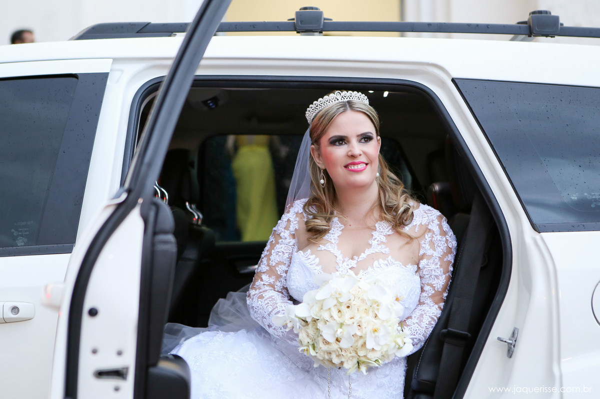 jaque risse, andre risse, estudio bebedouro, melhores fotografos, noiva saindo do carro, sorrindo com o buque na mao