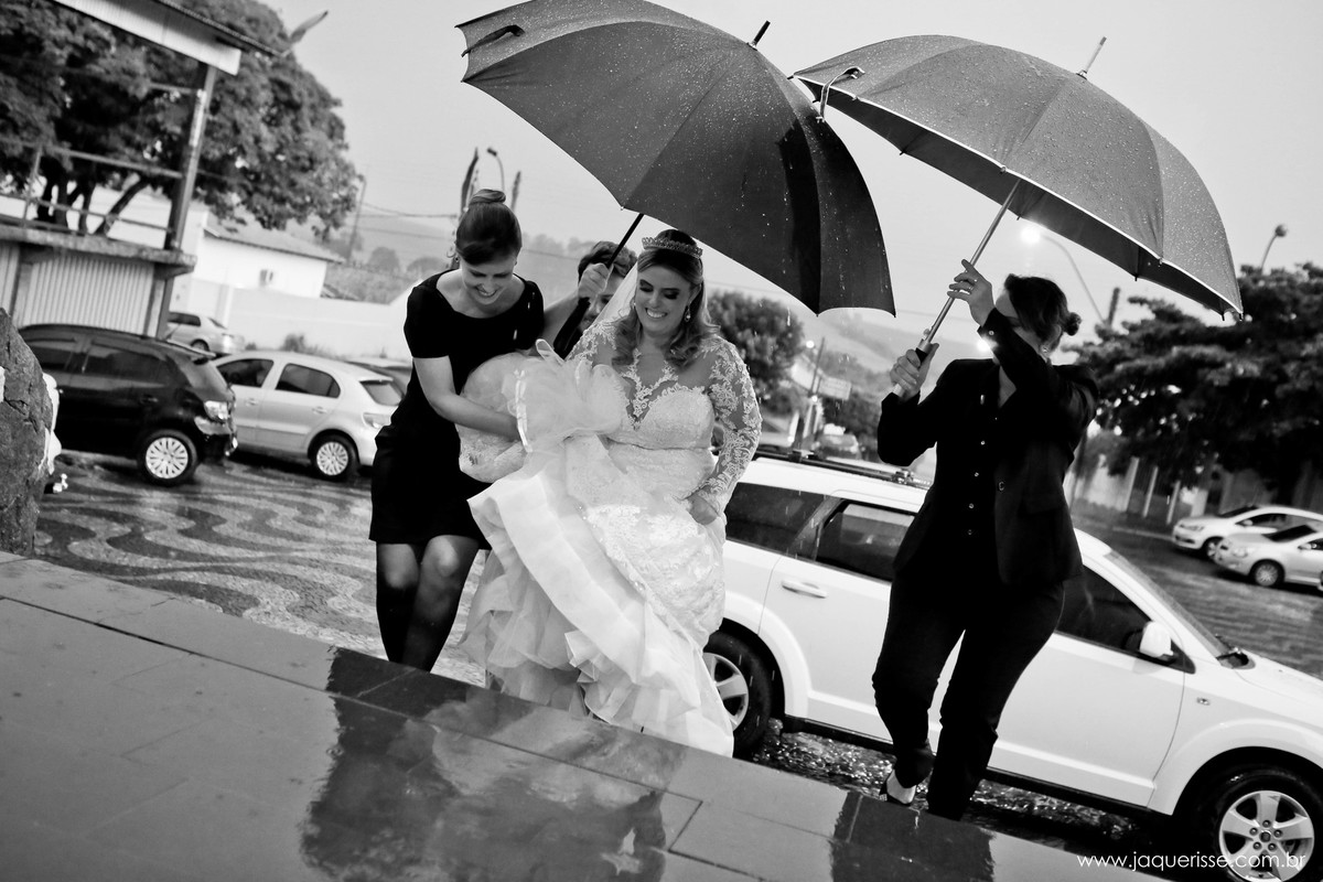 jaque risse, andre risse, estudio bebedouro, melhores fotografos, noiva subindo as escadas da igreja, cerimonialistas ajudando, e segurando guarda chuvas