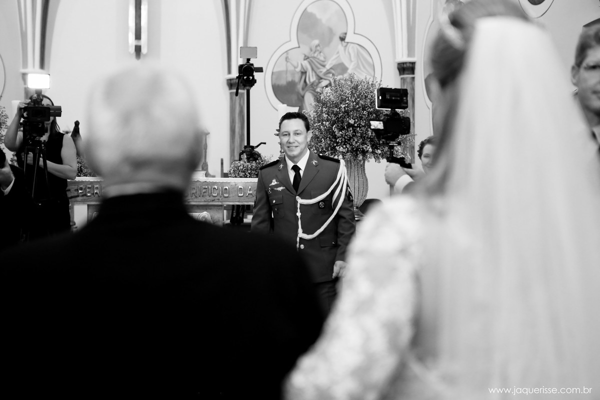jaque risse, andre risse, estudio bebedouro, melhores fotografos, noivo no altar olhando sua noiva entrar