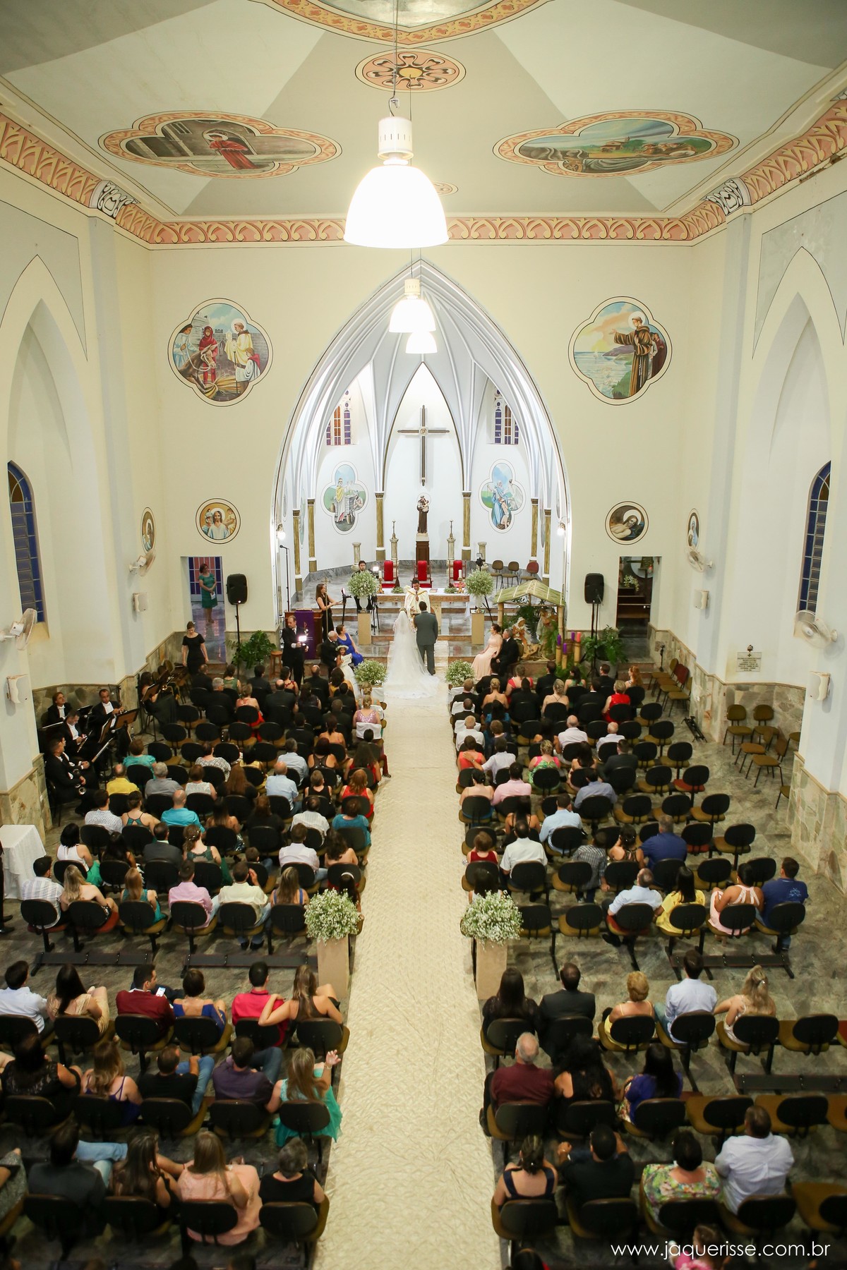 jaque risse, andre risse, estudio bebedouro, melhores fotografos, noivos no altar e seus convidados sentados