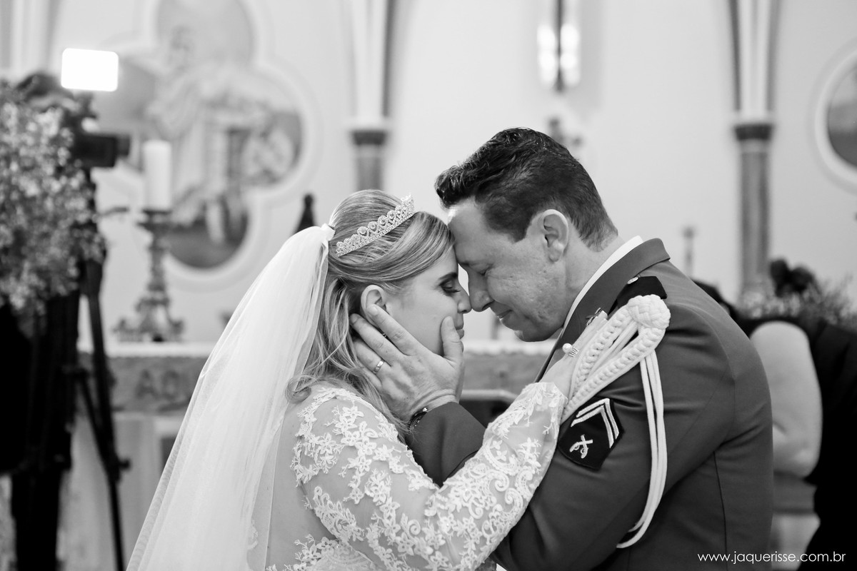 jaque risse, andre risse, estudio bebedouro, melhores fotografos, noivos encostando testa com testa, sorrindo e com os olhos fechados