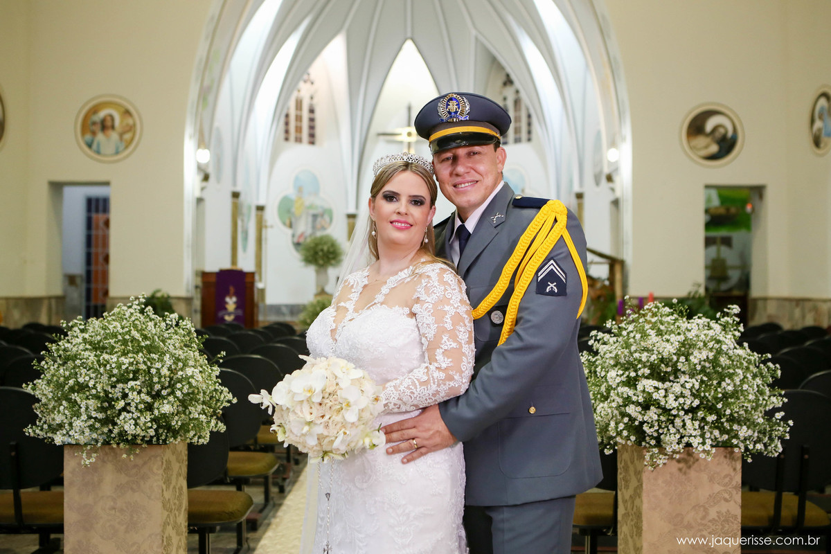 jaque risse, andre risse, estudio bebedouro, melhores fotografos, noivo abraçando a noiva, ambos olhando e sorrindo, noiva com seu buque, noivo com sua farda