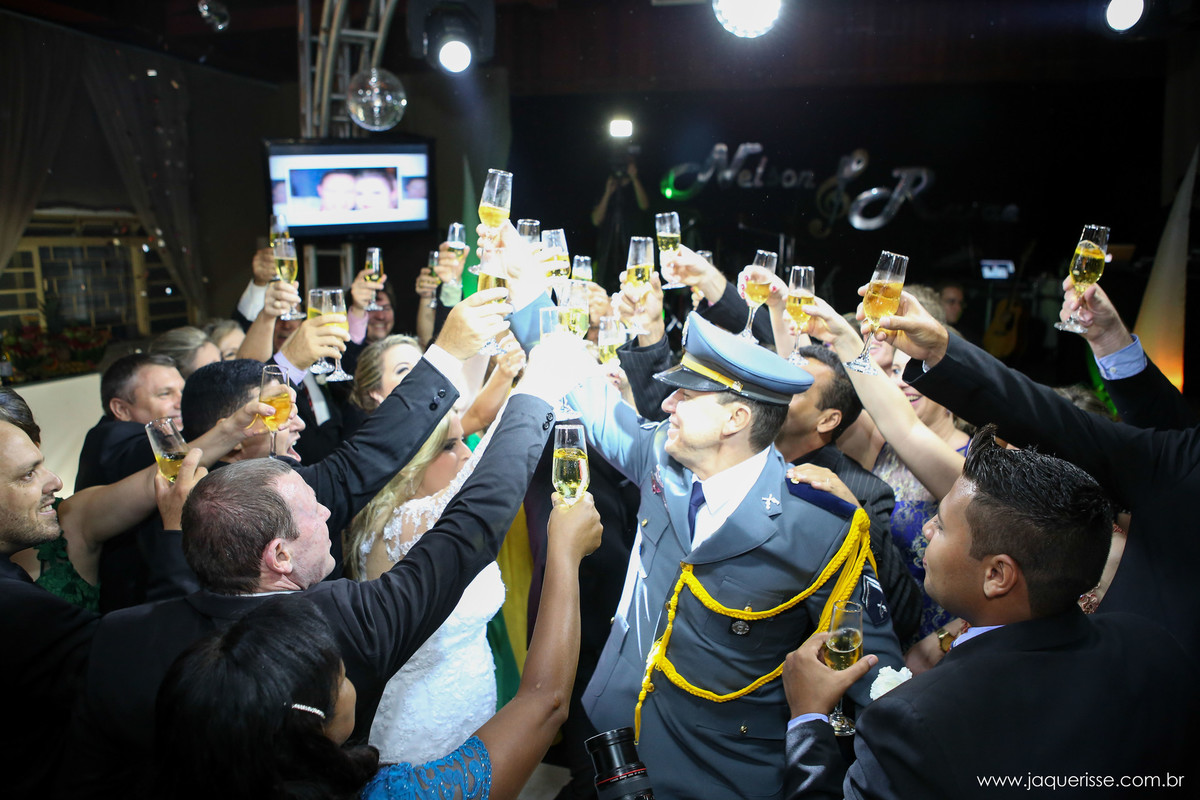 jaque risse, andre risse, estudio bebedouro, melhores fotografos, noivos e padrinhos brindando