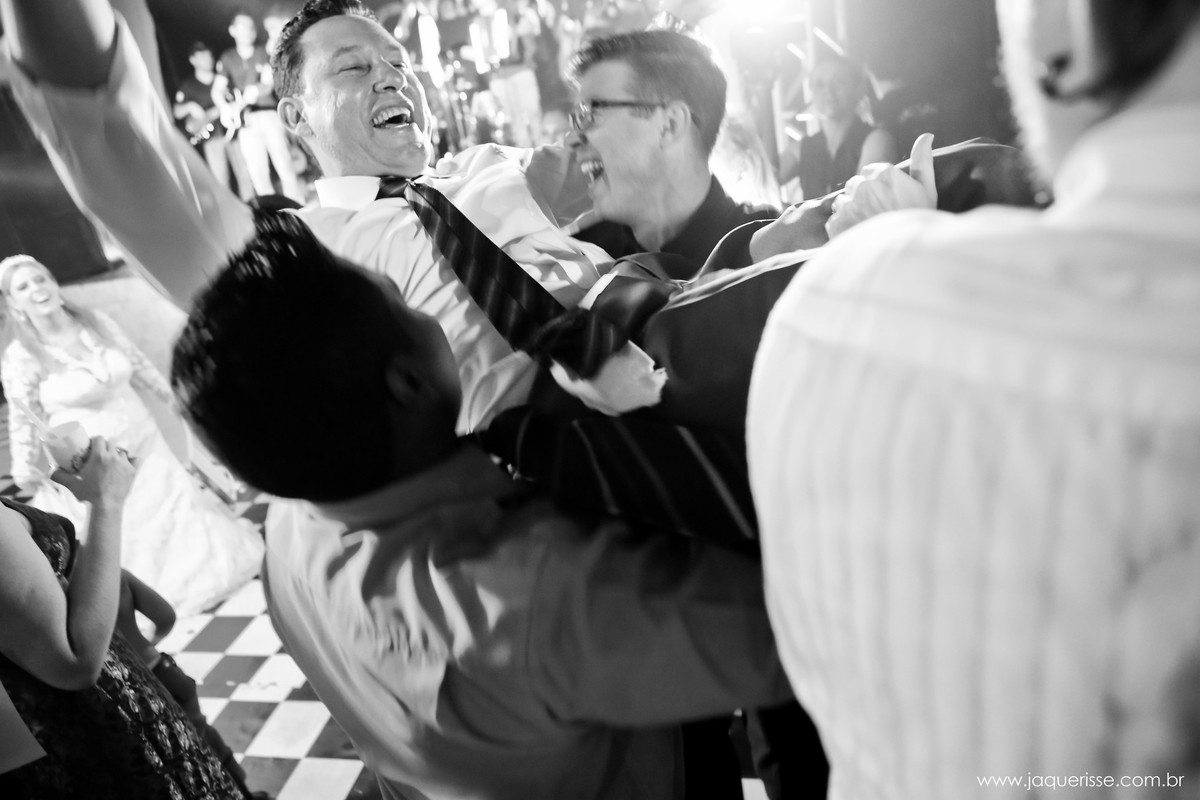 jaque risse, andre risse, estudio bebedouro, melhores fotografos, padrinhos brincando com o noivo, o jogando para cima