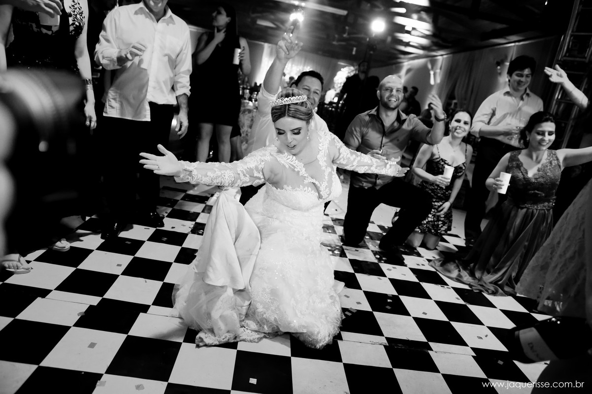 jaque risse, andre risse, estudio bebedouro, melhores fotografos, noiva dançando com seu noivo, ajoelhada no chao