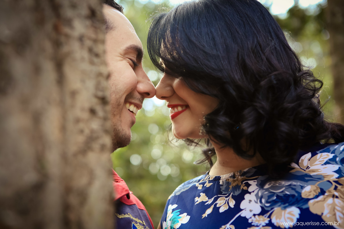 jaque risse, andre risse, estudio bebedouro, melhores fotografos, noivos encostados nariz com nariz, sorrindo, do lado de uma arvore