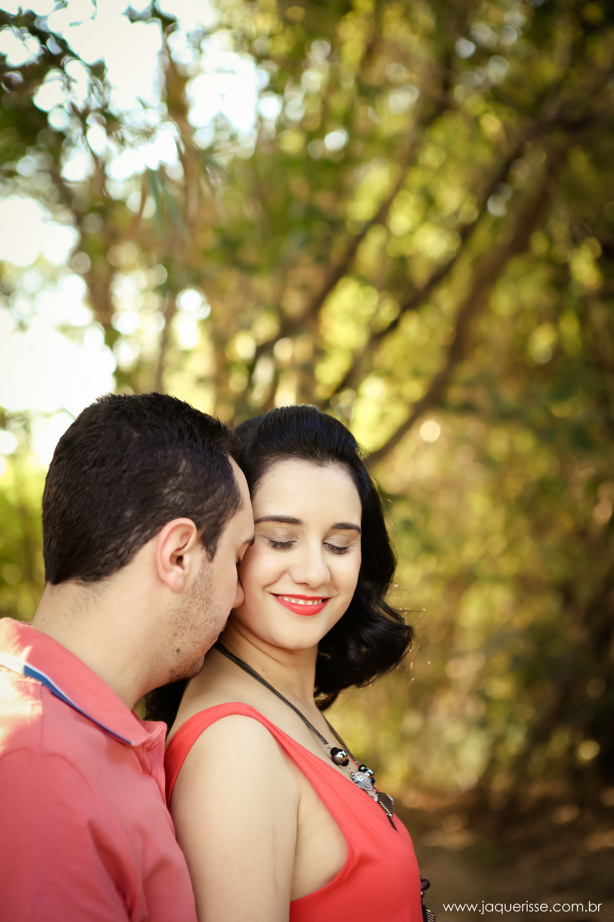 jaque risse, andre risse, estudio bebedouro, melhores fotografos, noivo cheirando sua noiva, noiva com os olhos fechados e sorrindo