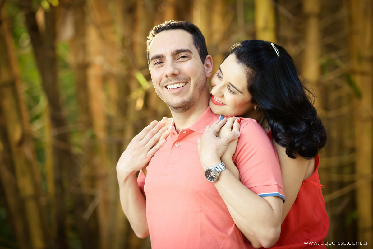 jaque risse, andre risse, estudio bebedouro, melhores fotografos, noiva abraçando seu noivo por traz, o olhando e ambos sorrindo