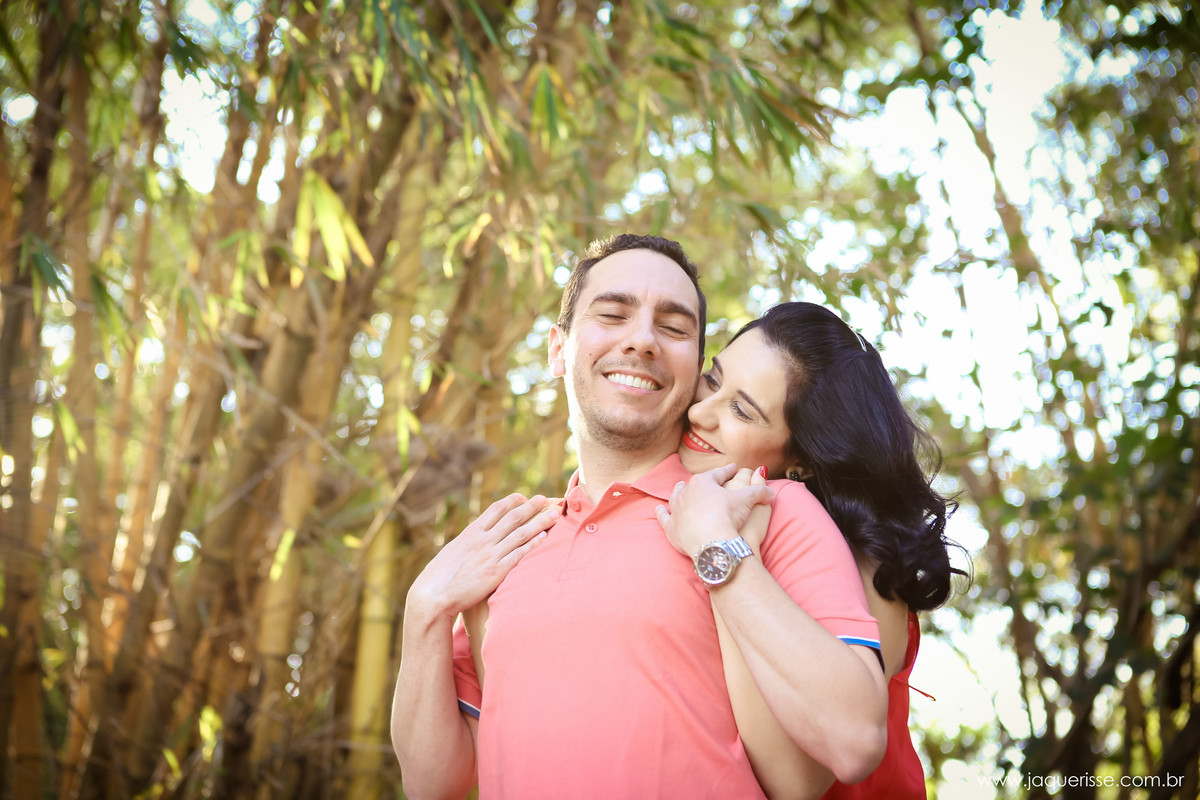 jaque risse, andre risse, estudio bebedouro, melhores fotografos, noiva abraçando seu noivo por traz e sorrindo, noivo segurando suas maos e sorrindo