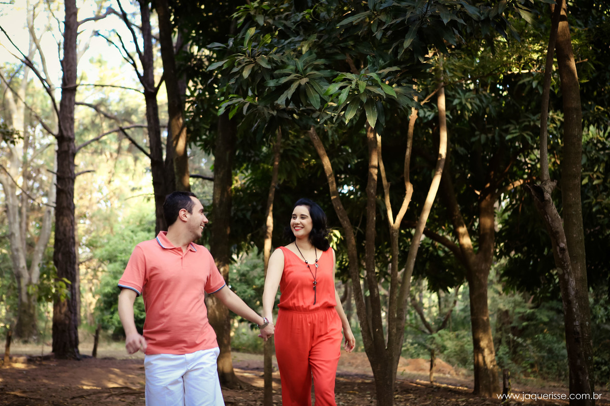 jaque risse, andre risse, estudio bebedouro, melhores fotografos, noivos caminhando, se olhando e sorrindo