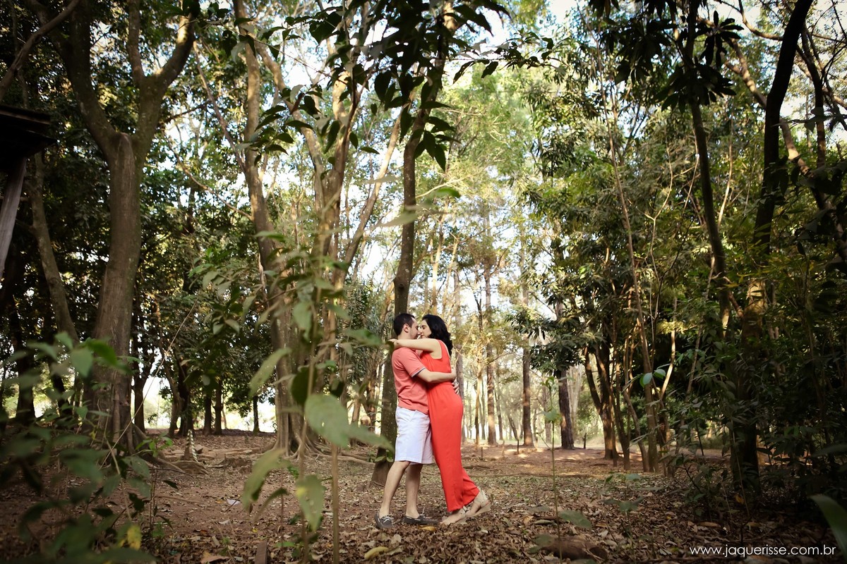 jaque risse, andre risse, estudio bebedouro, melhores fotografos, noivos se abraçando, encostados nariz com nariz, ambos com olhos fechados