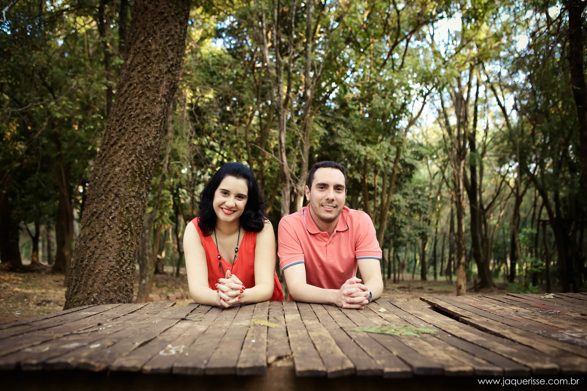 jaque risse, andre risse, estudio bebedouro, melhores fotografos, noivos apoiados em uma ponte, olhando e sorrindo