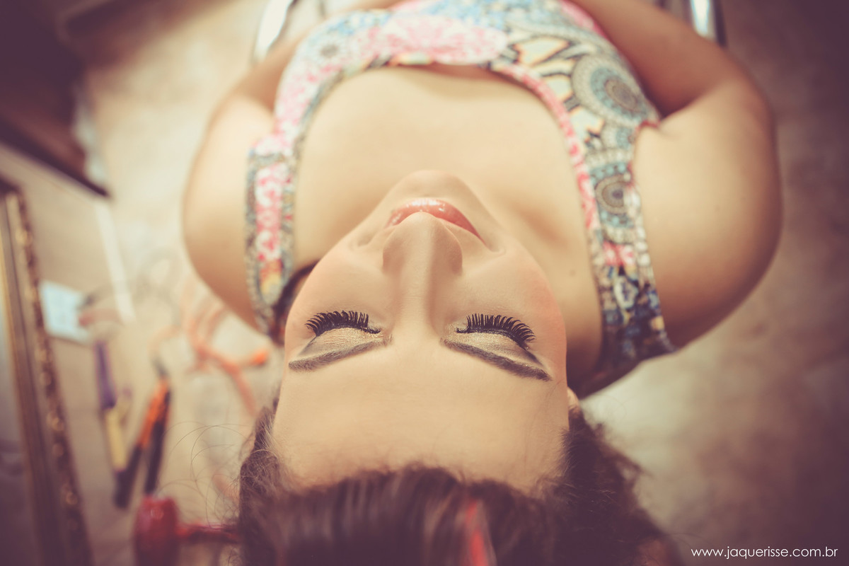jaque risse, andre risse, estudio bebedouro, melhores fotografos, noiva deitada finalizando sua maquiagem
