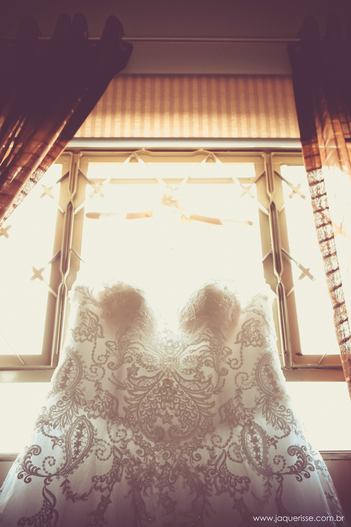 jaque risse, andre risse, estudio bebedouro, melhores fotografos, vestido da noiva pendurado na janela