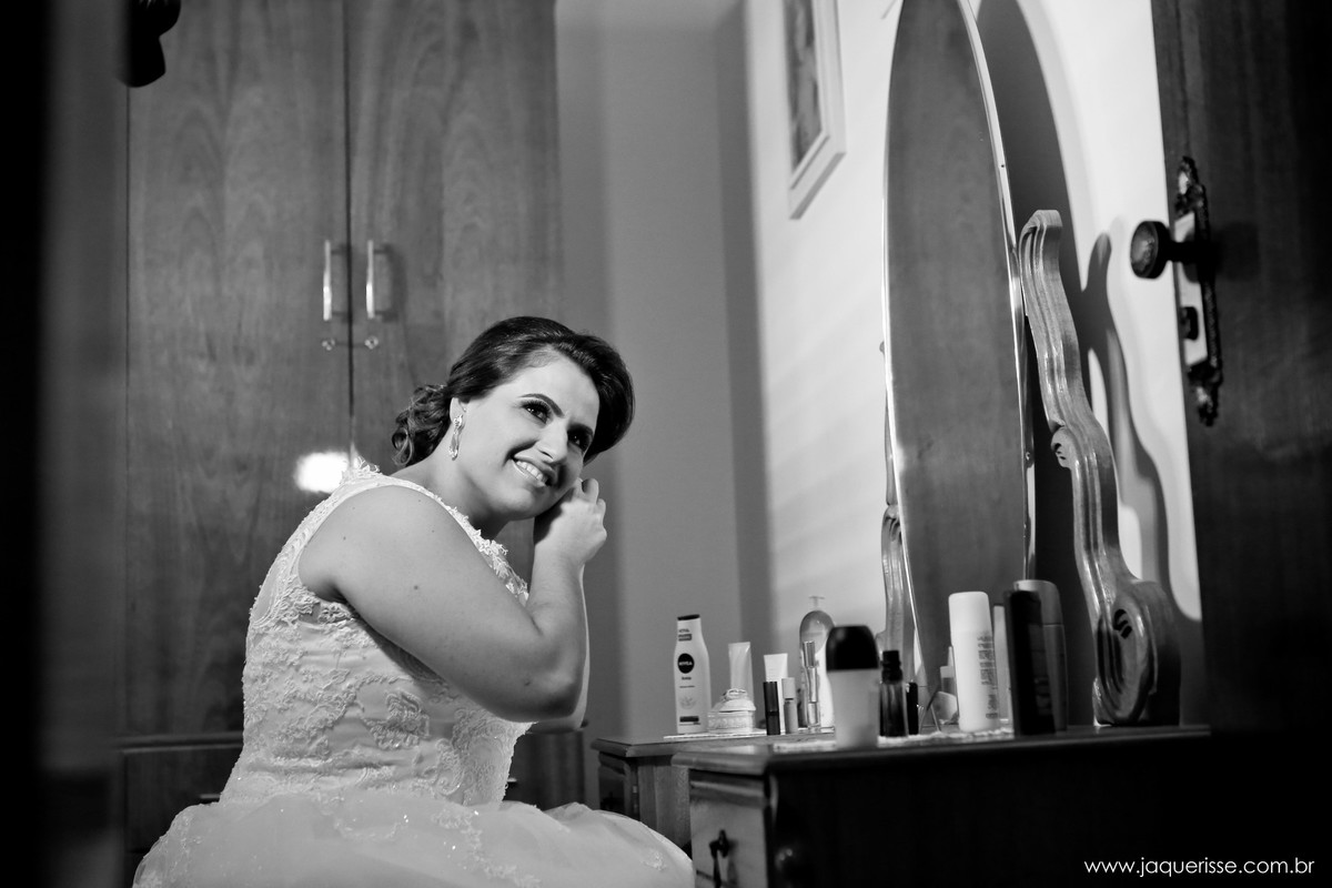 jaque risse, andre risse, estudio bebedouro, melhores fotografos, noiva colocando brinco e sorrindo