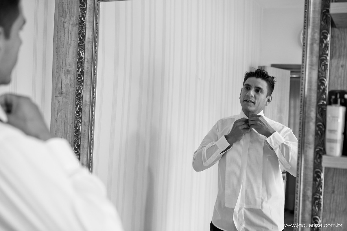 jaque risse, andre risse, estudio bebedouro, melhores fotografos, noivo colocando a camisa