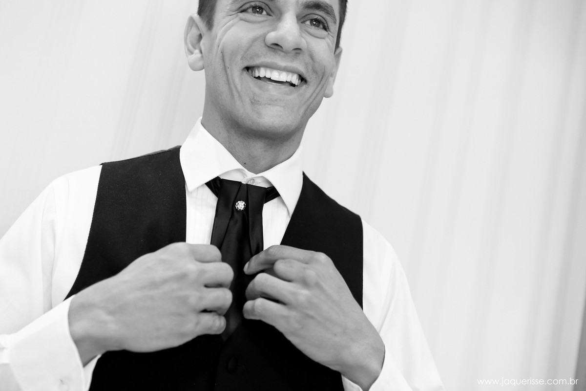jaque risse, andre risse, estudio bebedouro, melhores fotografos, noivo colocando gravata e sorrindo