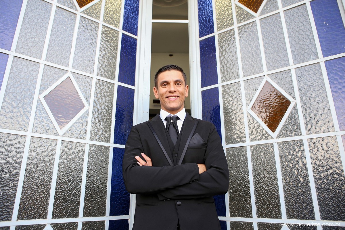jaque risse, andre risse, estudio bebedouro, melhores fotografos, noivo na porta da igreja com os braços cruzados