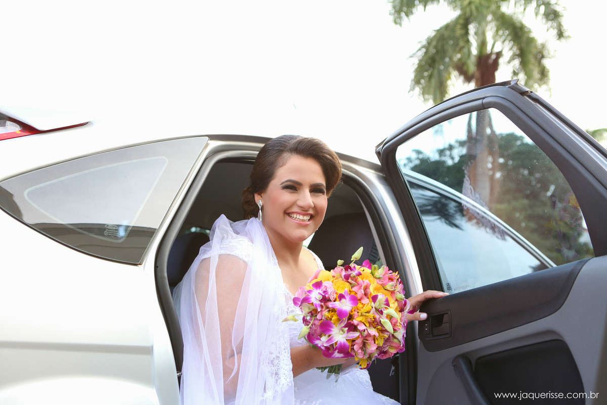 jaque risse, andre risse, estudio bebedouro, melhores fotografos, noiva na porta do carro, com o buque e sorrindo