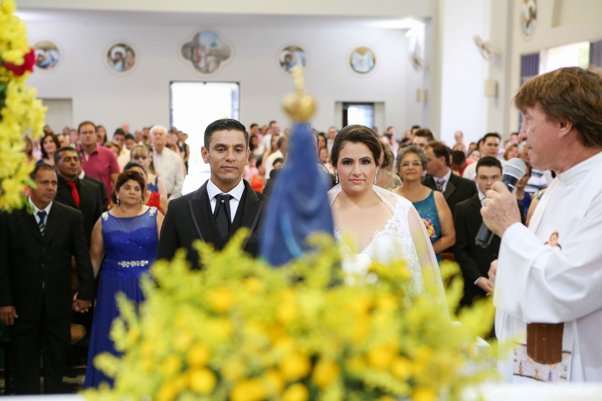 jaque risse, andre risse, estudio bebedouro, melhores fotografos, noivos no altar,e nossa senhora no meio deles